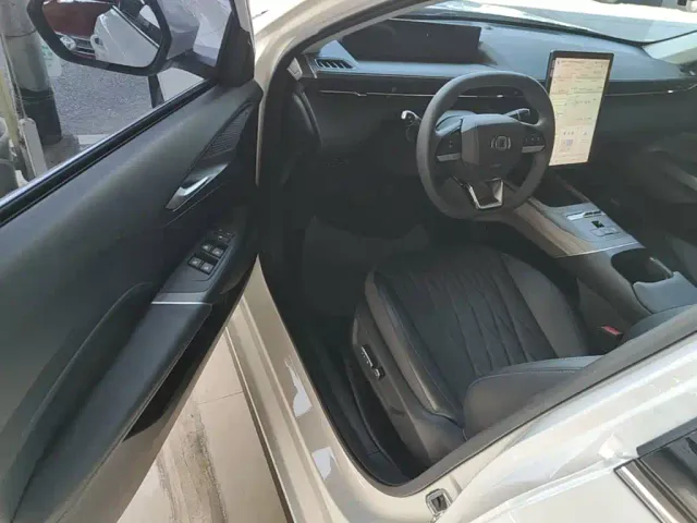 Changan Qiyuan A05 — Фото автомобиля 15