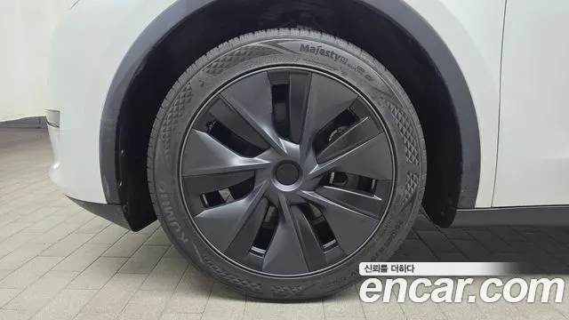 Tesla Model Y — Фото автомобиля 5