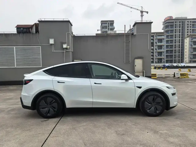 Tesla Model Y — Фото автомобиля 4