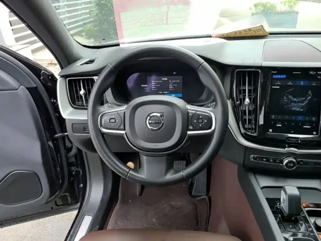 Volvo XC60 — Фото автомобиля 10