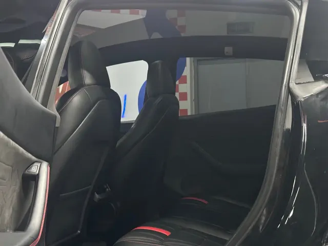 Tesla Model Y — Фото автомобиля 8