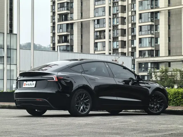 Tesla Model 3 — Фото автомобиля 11