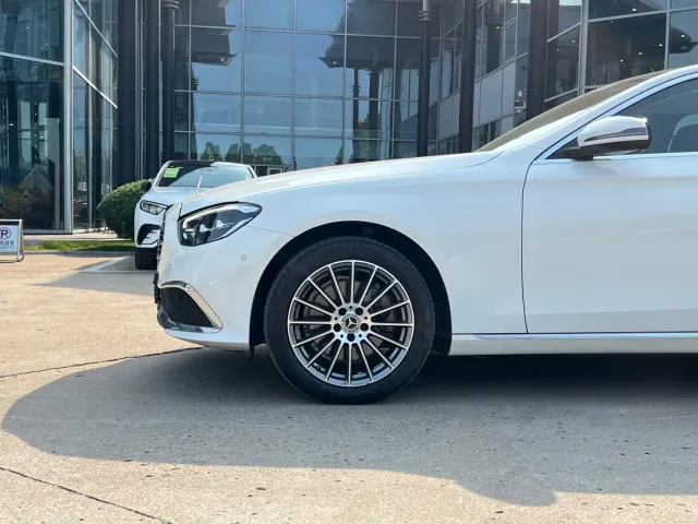 Mercedes-Benz E-Class — Фото автомобиля 4