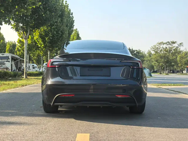 Tesla Model 3 — Фото автомобиля 8