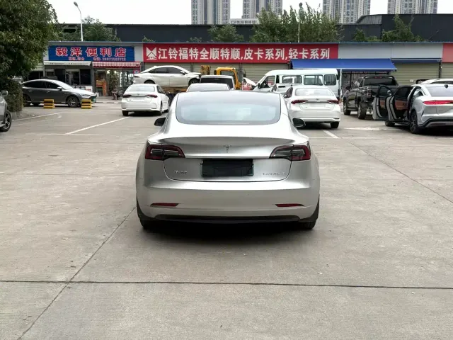 Tesla Model 3 — Фото автомобиля 7