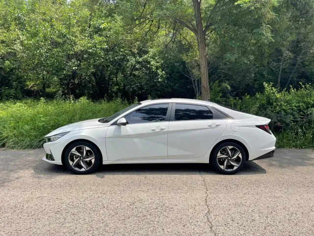 Hyundai Elantra — Фото автомобиля 12