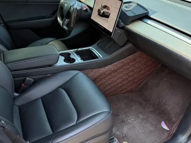 Tesla Model Y — Фото автомобиля 11