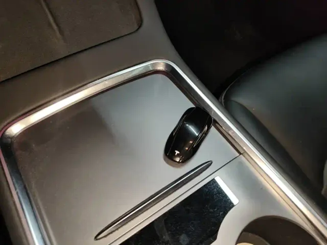 Tesla Model Y — Фото автомобиля 8