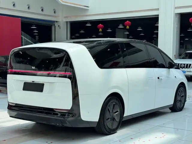 Li Auto MEGA — Фото автомобиля 18