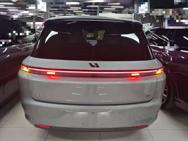 Li Auto L8 — Фото автомобиля 5
