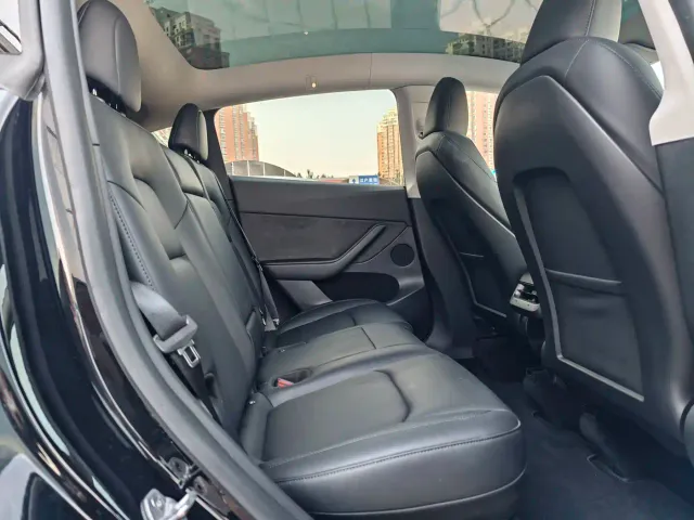 Tesla Model Y — Фото автомобиля 11