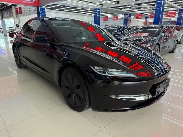 Tesla Model 3 — Фото автомобиля 2