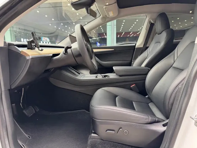 Tesla Model Y — Фото автомобиля 4