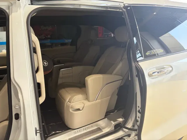 Toyota Sienna — Фото автомобиля 9
