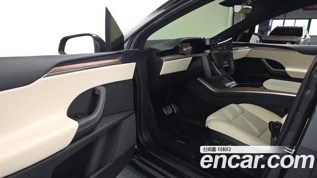 Tesla Model X — Фото автомобиля 15