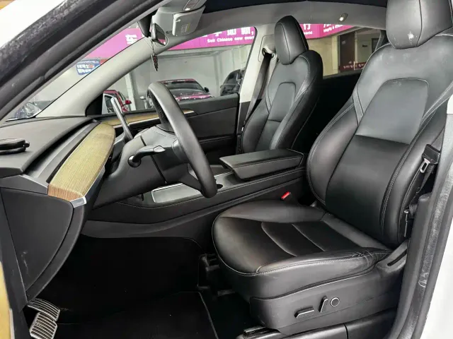 Tesla Model Y — Фото автомобиля 15