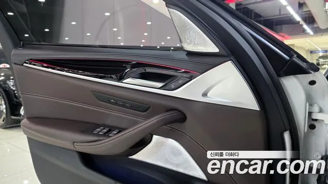 BMW 5 Series G30 — Фото автомобиля 16
