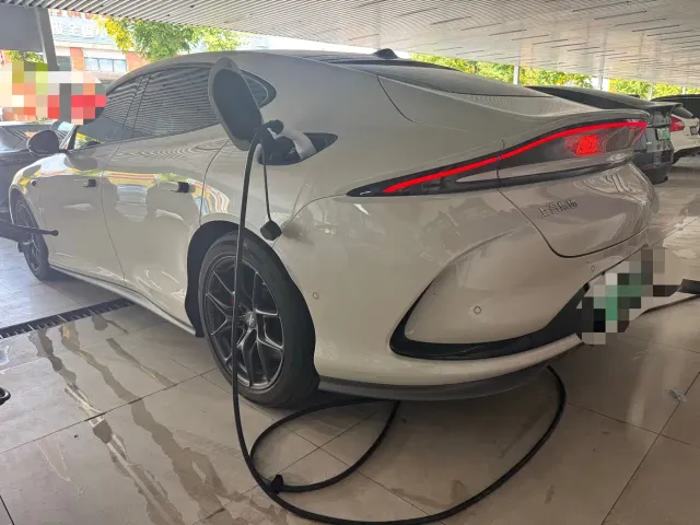 IM Motors L6 — Фото автомобиля 11