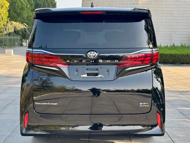 Toyota Alphard — Фото автомобиля 11