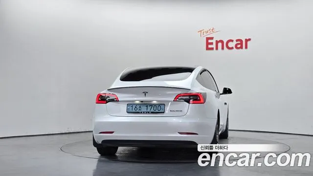 Tesla Model 3 — Фото автомобиля 4