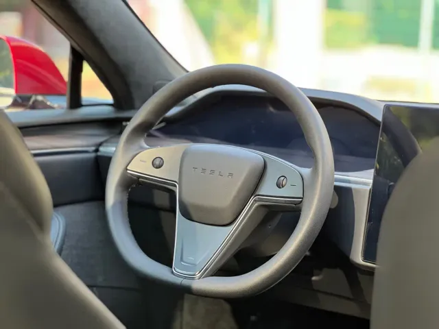 Tesla Model S — Фото автомобиля 19
