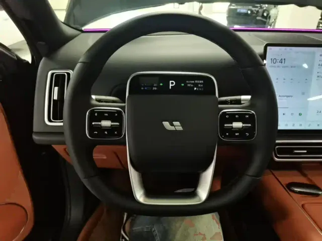 Li Auto L9 — Фото автомобиля 10