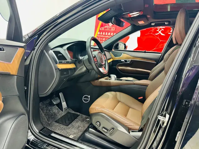 Volvo XC90 — Фото автомобиля 6