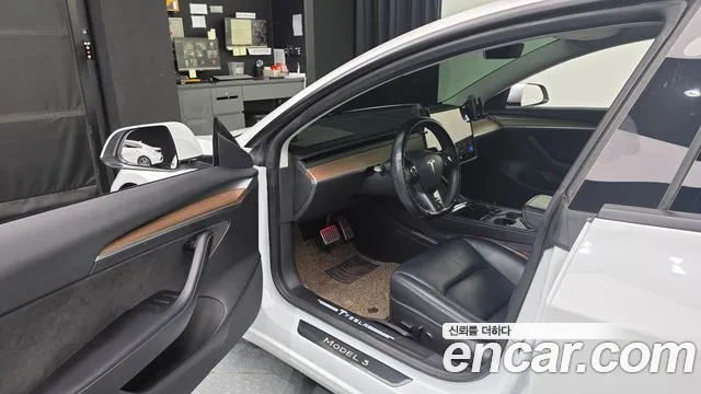 Tesla Model 3 — Фото автомобиля 10