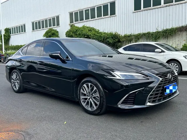 Фотография автомобиля — Lexus ES