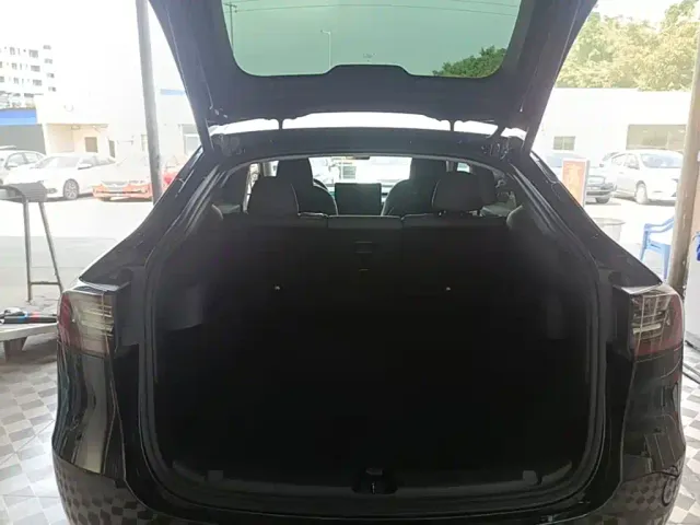 Tesla Model Y — Фото автомобиля 18