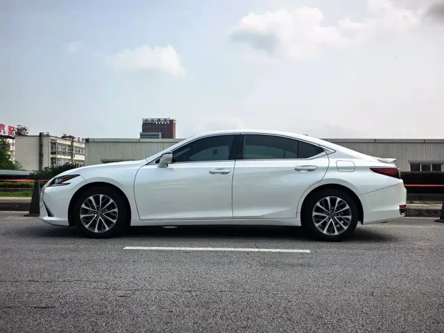 Lexus ES — Фото автомобиля 2