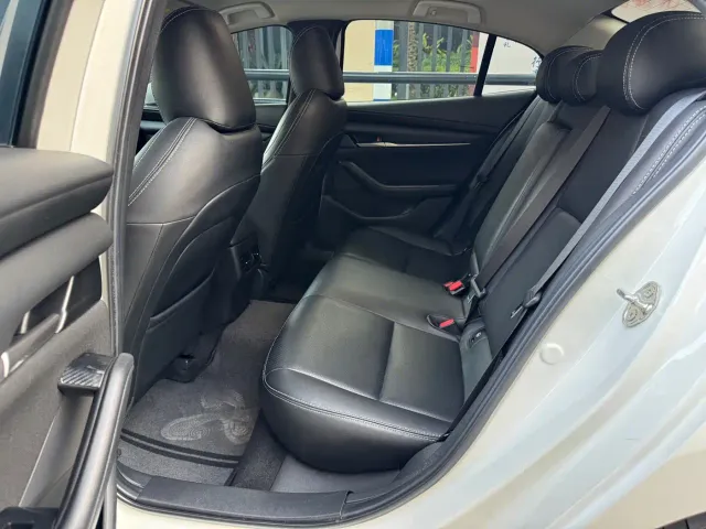 Mazda Axela — Фото автомобиля 5