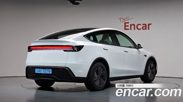 Tesla Model Y — Фото автомобиля 2
