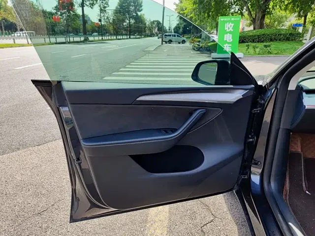 Tesla Model Y — Фото автомобиля 6