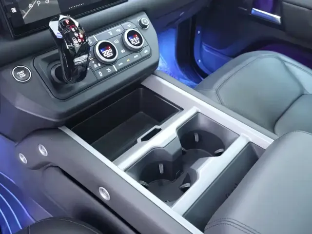 Land Rover Defender — Фото автомобиля 12