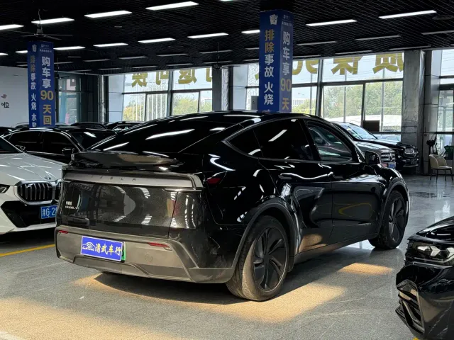 Tesla Model Y — Фото автомобиля 15