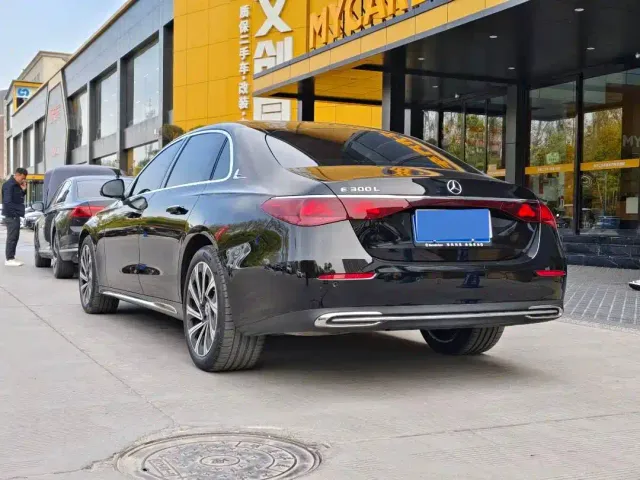 Mercedes-Benz E-Class — Фото автомобиля 4