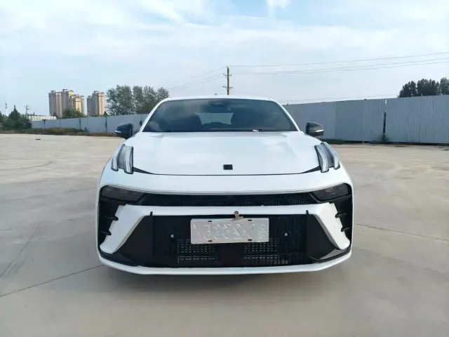 Lynk & Co 03 — Фото автомобиля 2