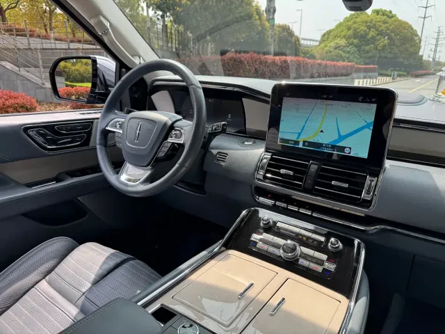 Lincoln Navigator — Фото автомобиля 13