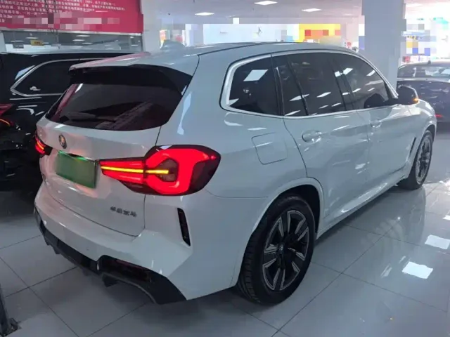 BMW iX3 — Фото автомобиля 6