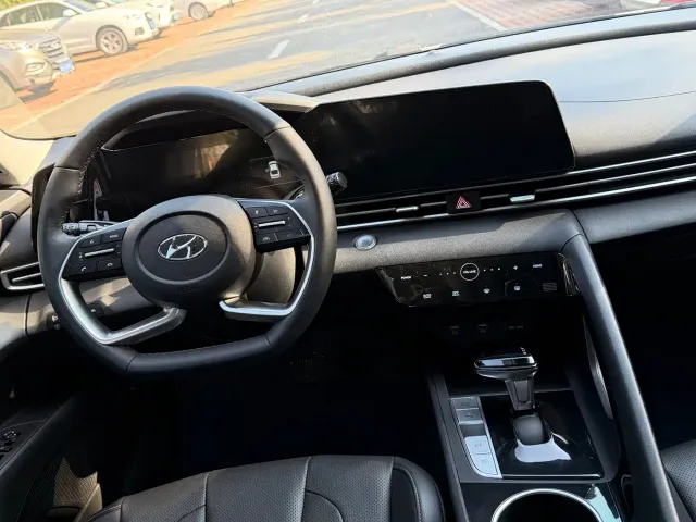 Hyundai Elantra 2022 1.5L CVT LUX Premium Edition — Фото автомобиля 17