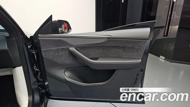 Tesla Model Y — Фото автомобиля 19
