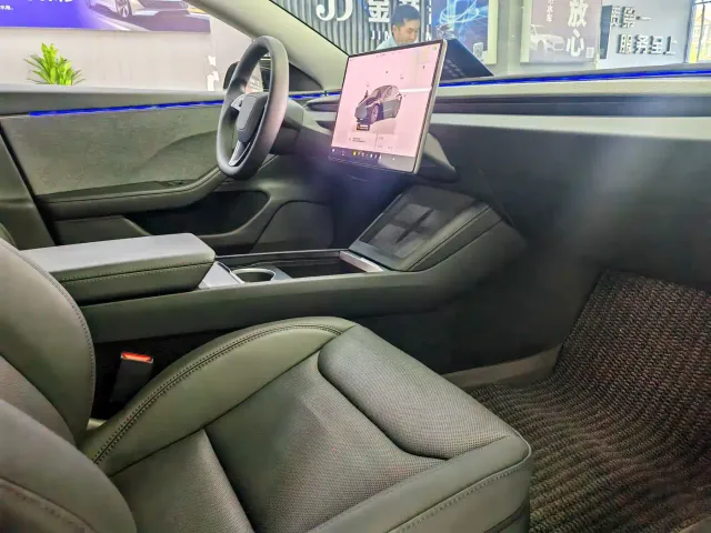 Tesla Model 3 — Фото автомобиля 14