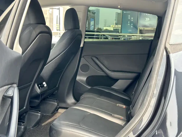Tesla Model Y — Фото автомобиля 14