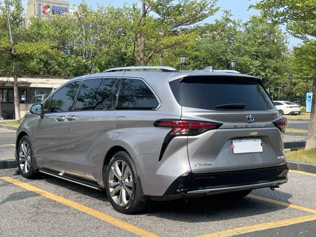 Toyota Sienna — Фото автомобиля 7