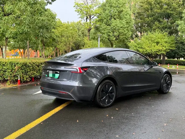 Tesla Model 3 — Фото автомобиля 11