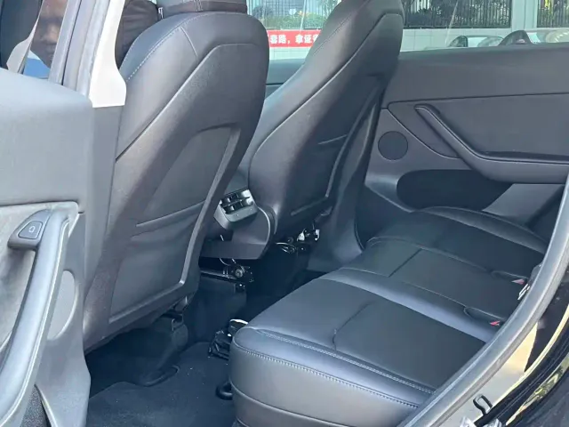 Tesla Model Y — Фото автомобиля 5