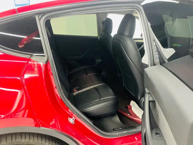Tesla Model Y — Фото автомобиля 14