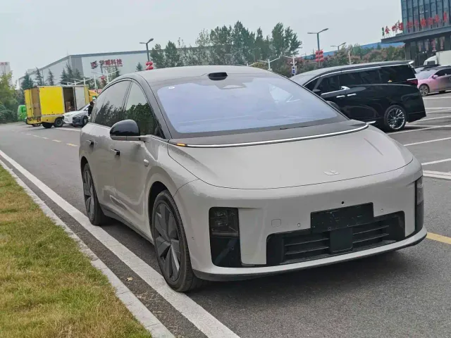 Li Auto i8 — Фото автомобиля 3