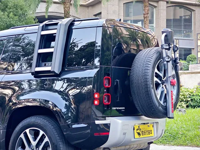 Land Rover Defender — Фото автомобиля 30